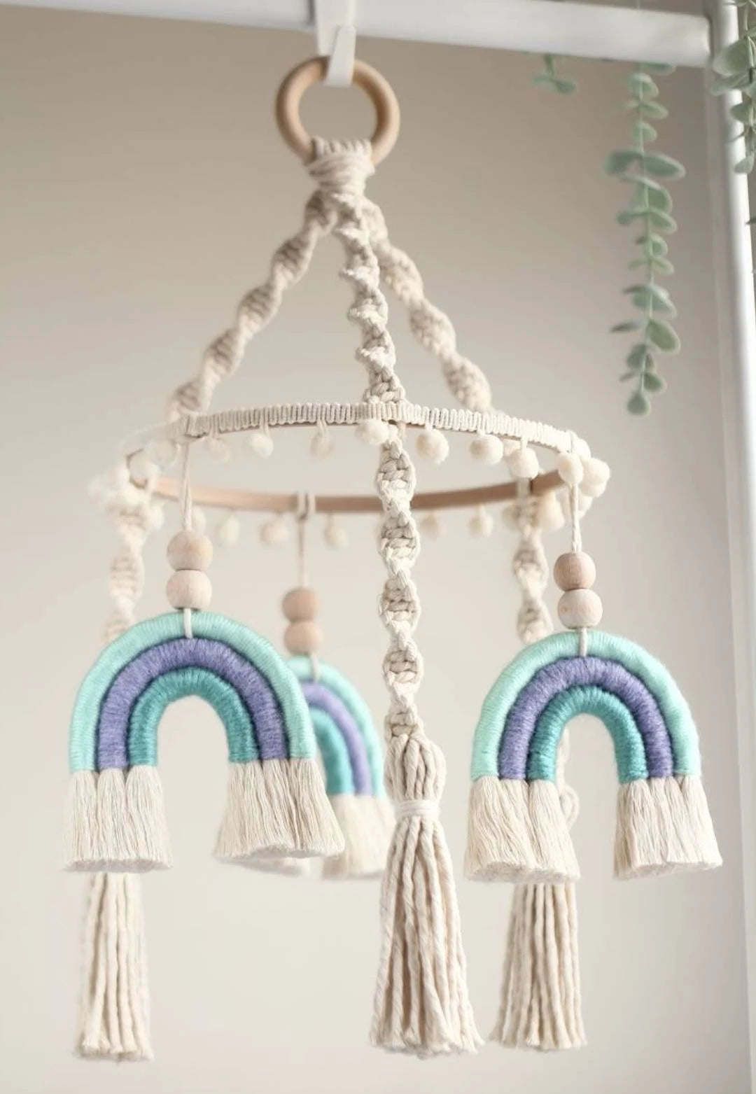 Regenbogen Mobile aus Makramee – Babyzimmer Deko & Geschenkidee