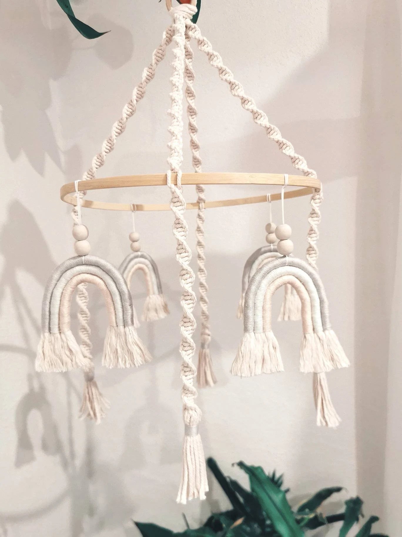 Regenbogen Mobile aus Makramee – Babyzimmer Deko & Geschenkidee