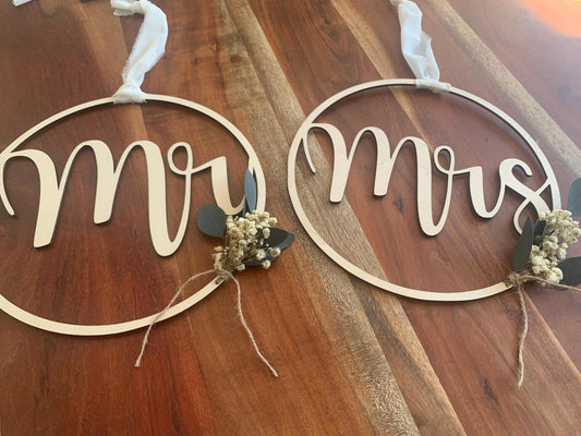 Mr. & Mrs. Kranz/ Hochzeit/ Dekoration/ Stuhldekoration/ Stuhlschilder